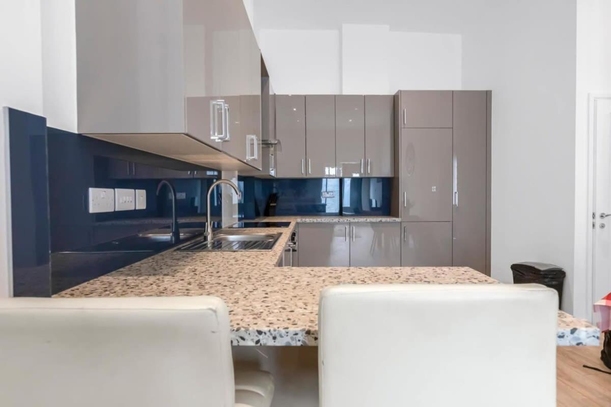 Lovely 1 Bedroom Apartment In Central Woking Bagian luar foto