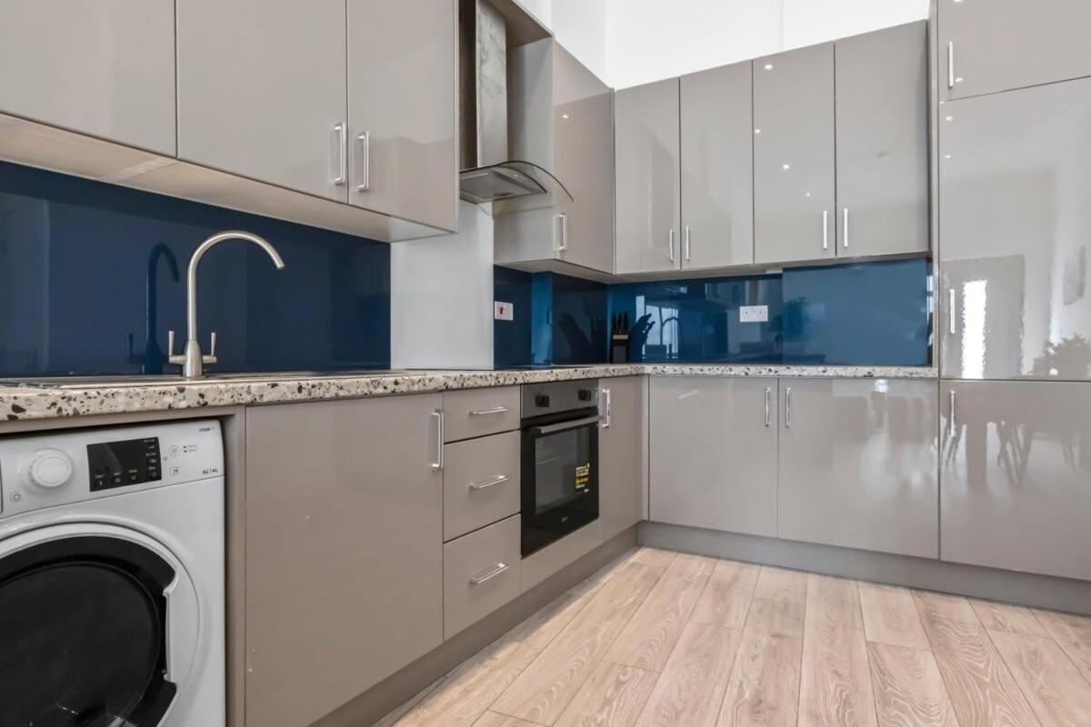 Lovely 1 Bedroom Apartment In Central Woking Bagian luar foto