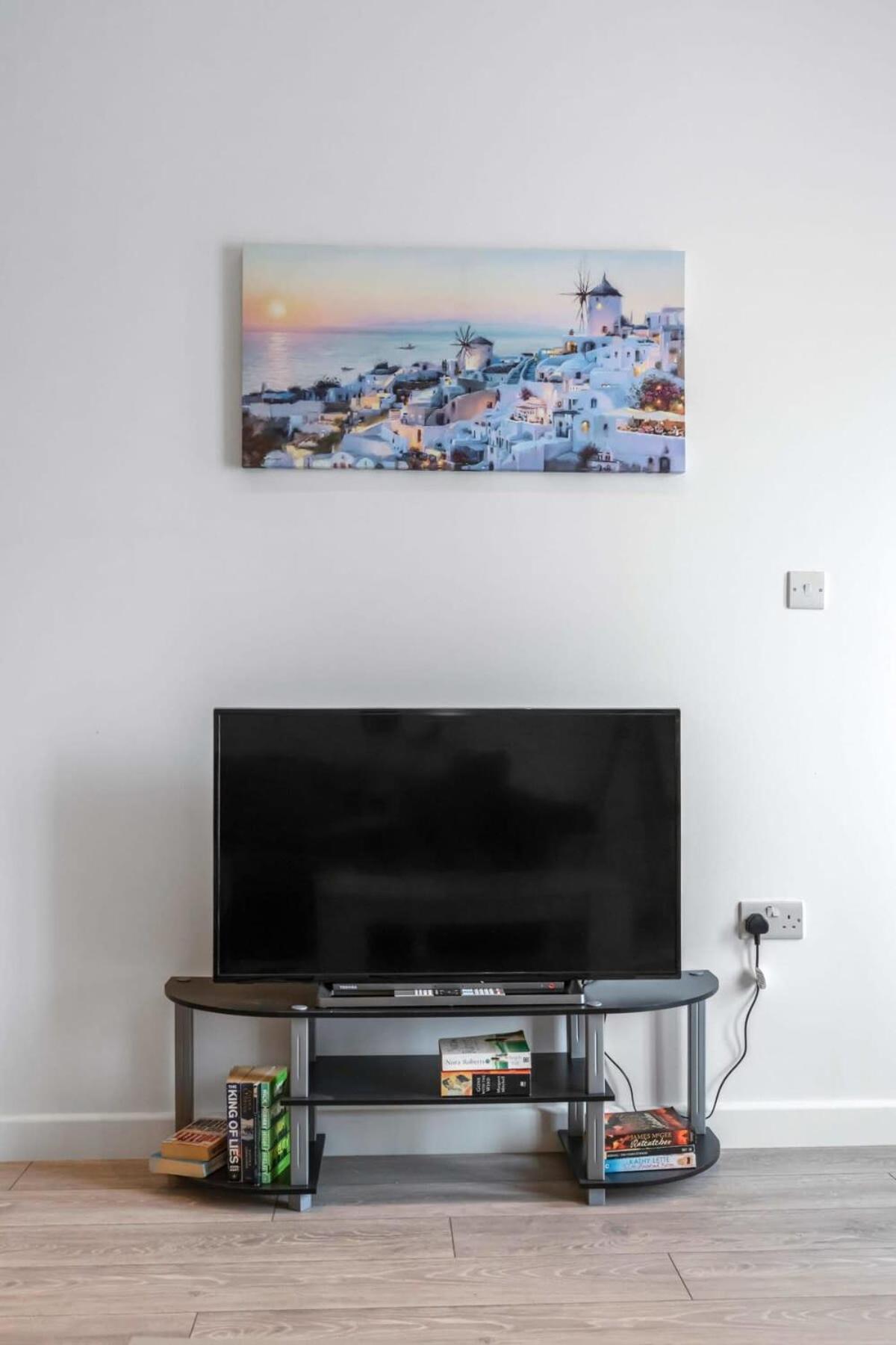 Lovely 1 Bedroom Apartment In Central Woking Bagian luar foto