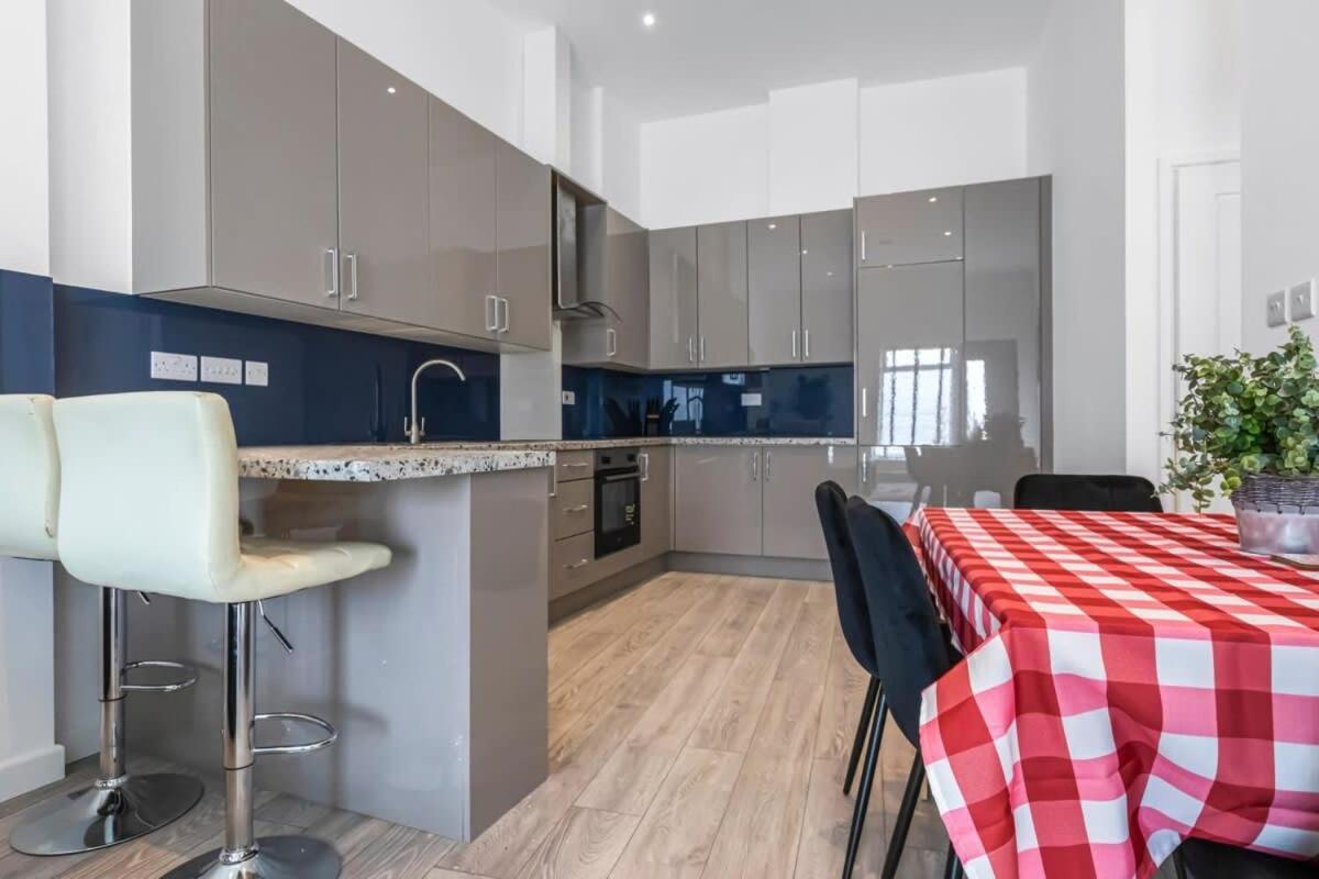 Lovely 1 Bedroom Apartment In Central Woking Bagian luar foto