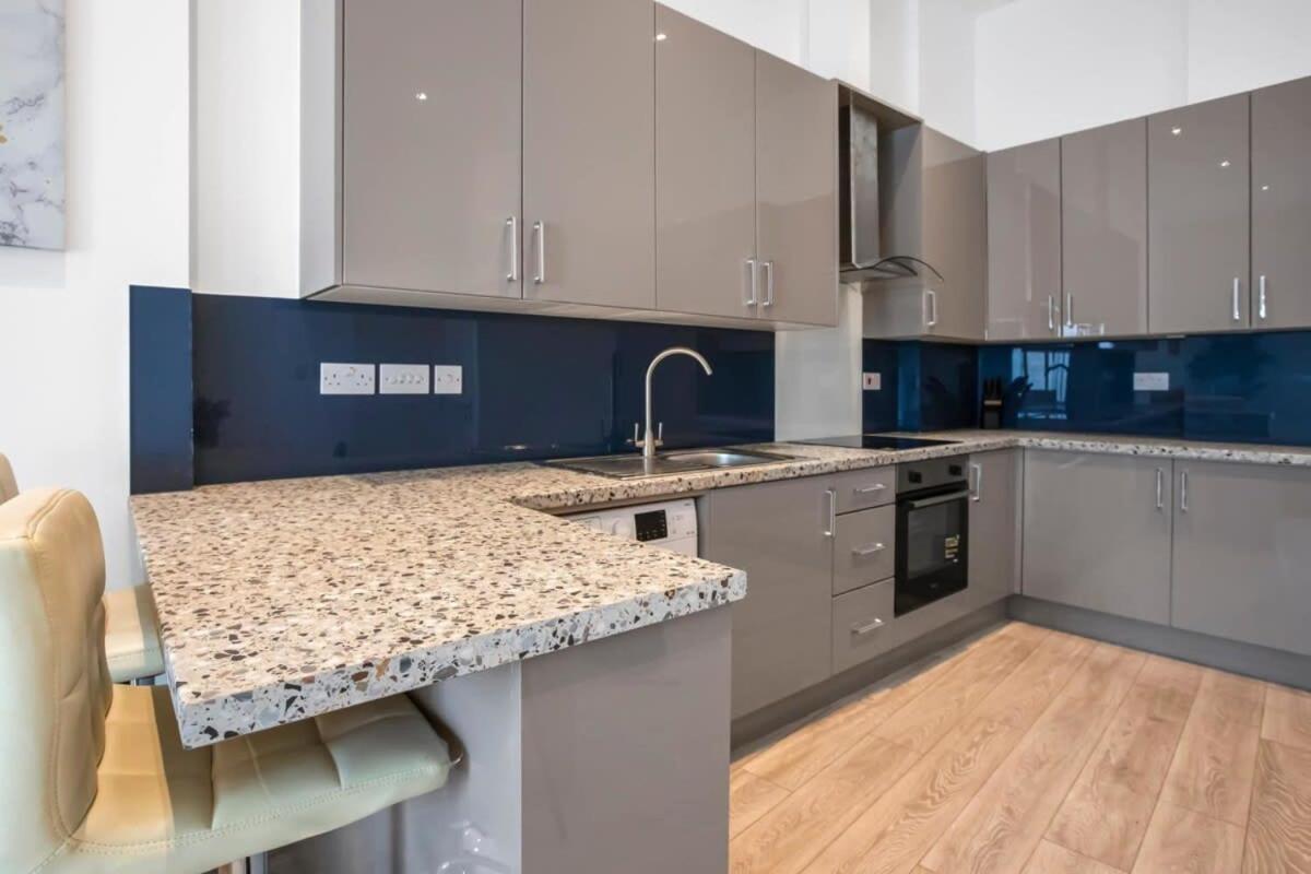 Lovely 1 Bedroom Apartment In Central Woking Bagian luar foto