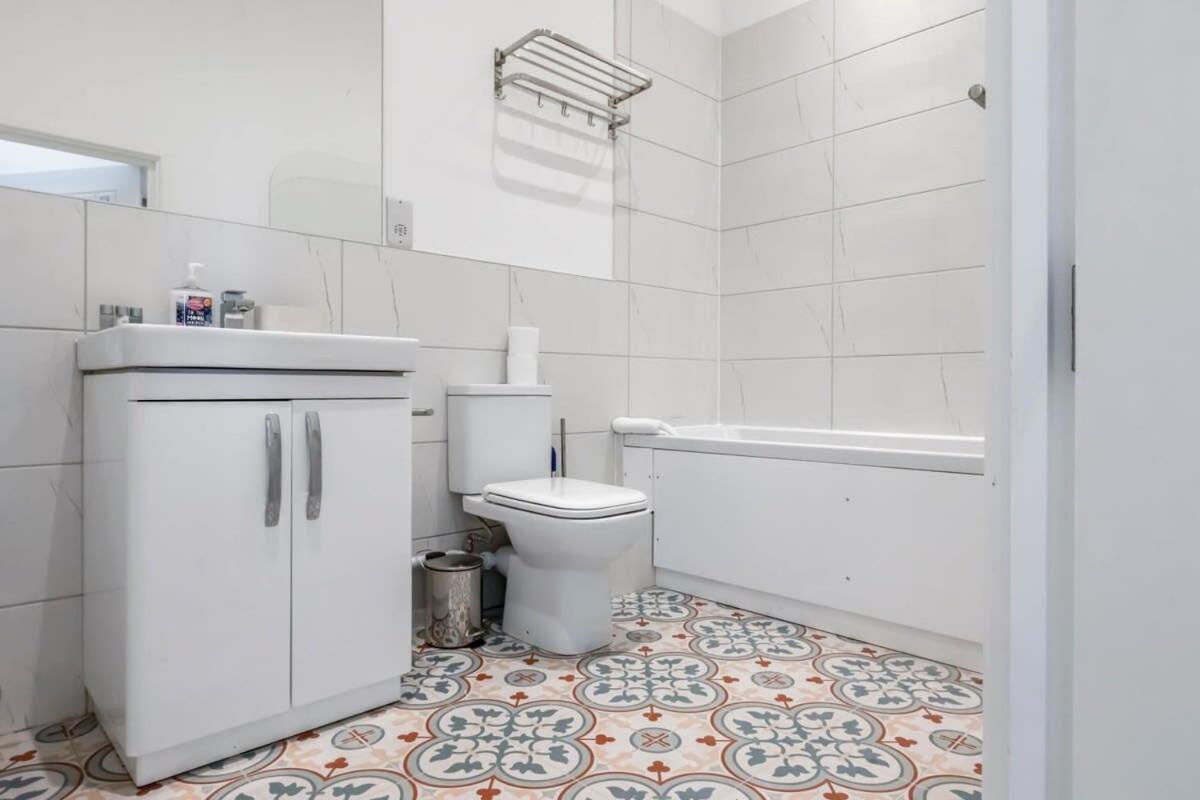 Lovely 1 Bedroom Apartment In Central Woking Bagian luar foto