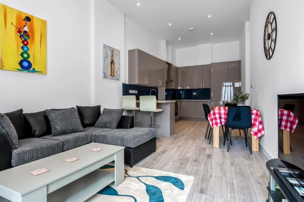 Lovely 1 Bedroom Apartment In Central Woking Bagian luar foto