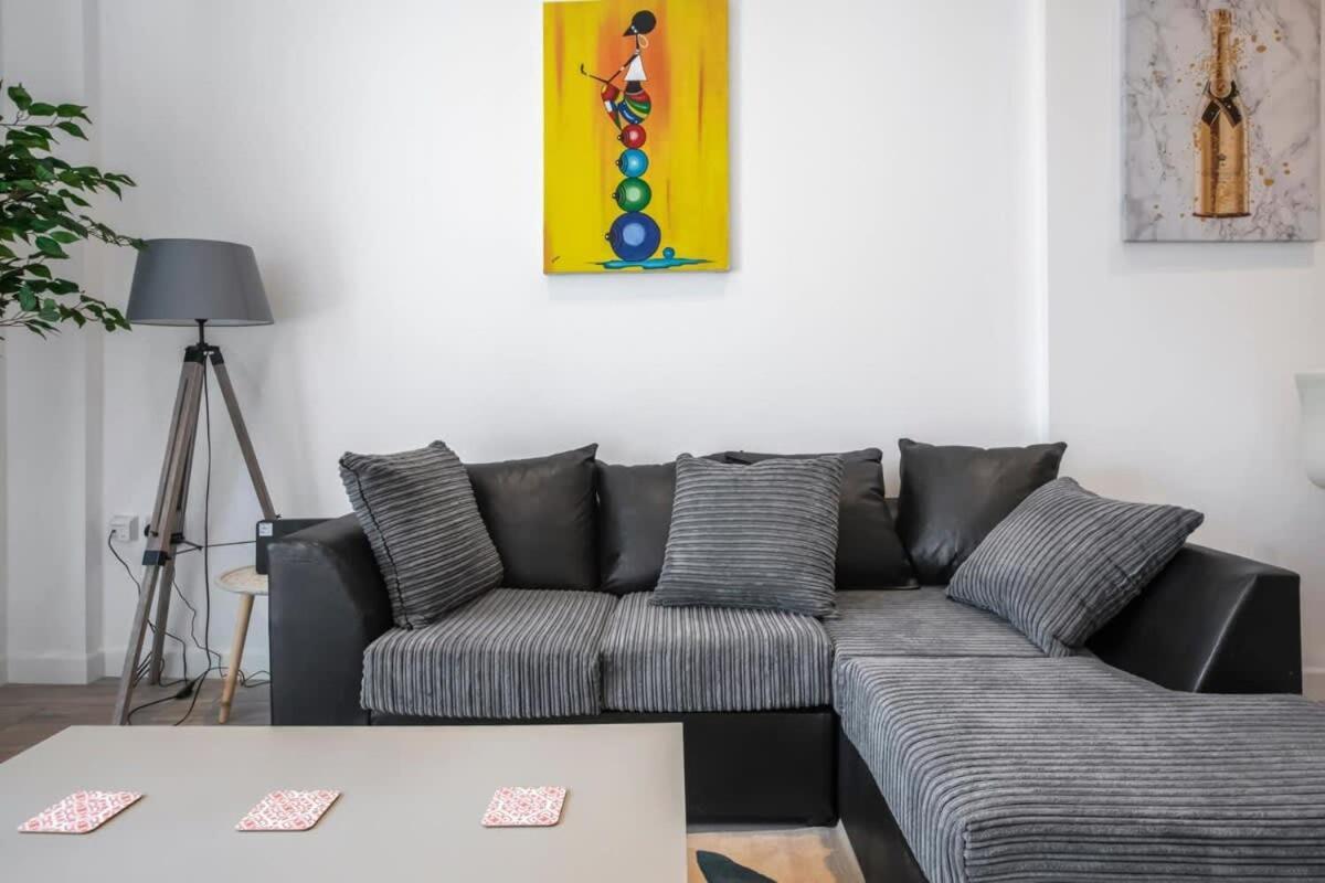 Lovely 1 Bedroom Apartment In Central Woking Bagian luar foto